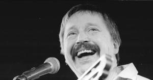 ADN-ZB/Grubitzsch/1.12.89/ Leipzig: Biermann-Konzert/ Der Liedermacher, der nach jahrelangen Auftrittsverboten 1976 während einer BRD-Tournee ausgebürgert worden war, trat zum erstenmal wieder in der DDR auf. In der Messehalle 2 wurde er von den etwa 5.000 Besuchern mit einem Beifallsorkan empfangen. (siehe auch 47N)